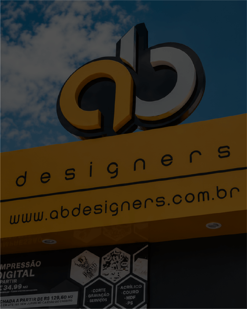 Fachada comercial premium da AB Designers com letreiro luminoso 3D na versão escura