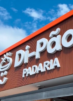 Fachada comercial com letreiro 3D e ACM, destaque para leitura à distância em rua urbana