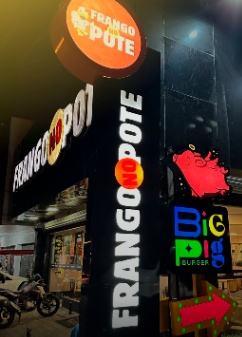 Totem e placas de sinalização em ACM e acrílico orientando fluxo em ambiente comercial